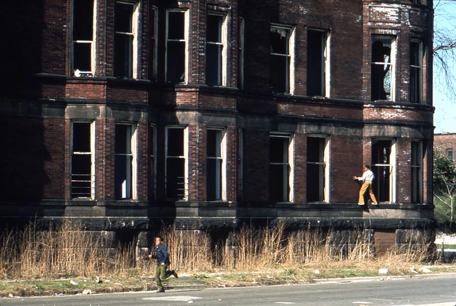 Palazzi abbandonati nel South Side (37th And Prairie Street). 1973. (John H. White/NARA)